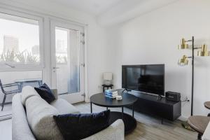 Blueground Brentwood pool AC nr Getty LAX-1294