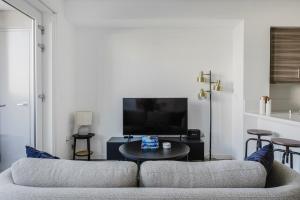 Blueground Brentwood pool AC nr Getty LAX-1294