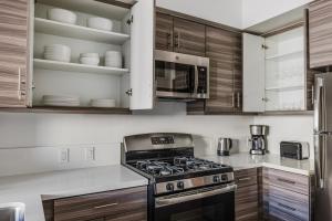 Blueground Brentwood pool AC nr Getty LAX-1294