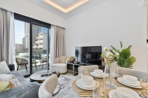 Heaven Crest Vacation Homes - One Bedroom City View Balcony in Azizi Riviera