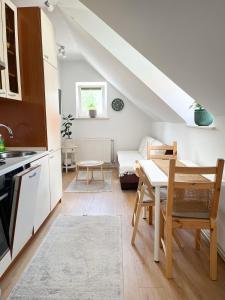 Urban Jungle Apartment 2 - Free Parking 