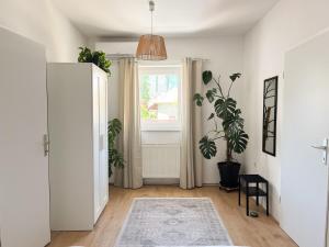 Urban Jungle Apartment 2 - Free Parking