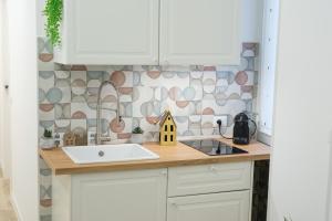 RainbHome Colourful Roman Suites