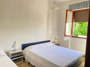 Piano terra con corte privata e posto auto 450 mt mare