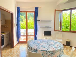Piano terra con corte privata e posto auto 450 mt mare