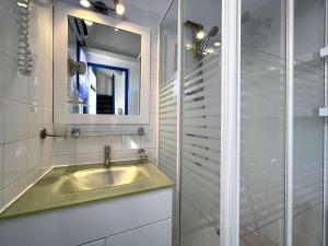 Appartement La Pinède avec Terrasse, clim et parking - GN320-124