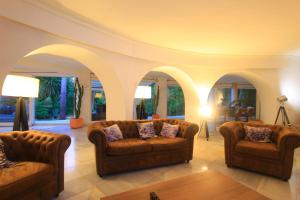 2042 Elegant Villa with Garden Heated Pool