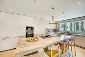 3004 Luxury Modern Villa with Pool