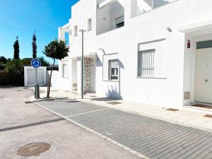 Luz de Conil is a modern villa next to Playa Fontanilla