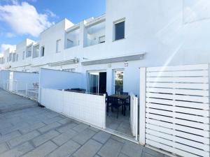 Luz de Conil is a modern villa next to Playa Fontanilla
