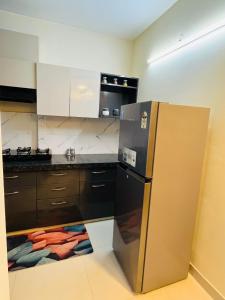 The Urban Rosa - Stylish 3BHK Nest in Quiet Locale