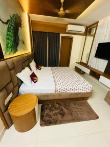 The Urban Rosa - Stylish 3BHK Nest in Quiet Locale