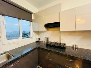 The Urban Rosa - Stylish 3BHK Nest in Quiet Locale