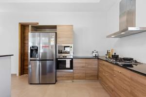 Spacious Villa, Pool, BBQ, 15 mins walk to beach