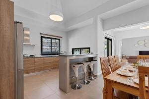 Spacious Villa, Pool, BBQ, 15 mins walk to beach