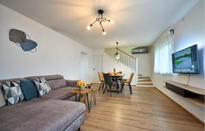 Modern Home With Pool And View