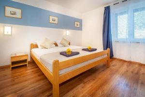 Apartment Igor with Terrace and Sea View