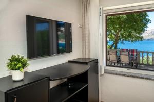 Apartment Igor with Terrace and Sea View