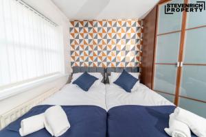 Long Stay Wolverhampton Large 5-Bed Sleeps 9 WiFi