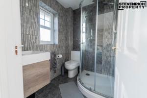 Long Stay Wolverhampton Large 5-Bed Sleeps 9 WiFi