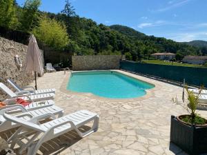 Gîte du vigneron à La Terrasse piscine local vélos