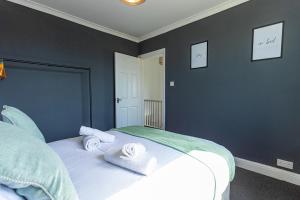 Wolverhampton 4 Bed home, Sleeps 7, Parking