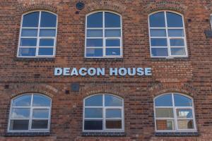 One-Bedroom Ensuite Apartment at Deacon House Min 2 weeks