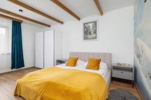 Exclusive Apartment with Air Conditioning and Balcony by Renters Prestige