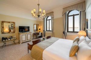 Navigante Junior Suite room in San Clemente Palace Kempinski Venice