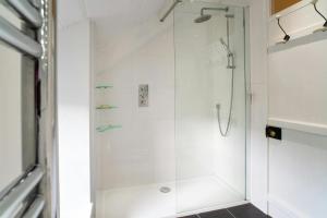 5 Glanrhaiadr Llangrannog