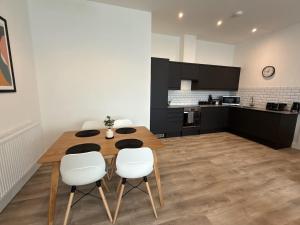 Luxury 2 bedroom 2 bathroomground floor centrally located - 1 Queen Street - Ashbrook Serviced Apartments