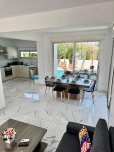 Villa Jarvis Modern and Quiet 3BR with Private Swimming Pool