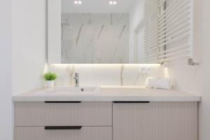 Modern Studio in Gdansk with Parking and Balcony by Noclegi Renters