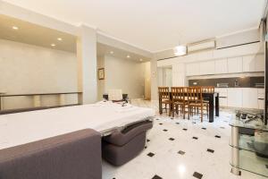 JOIVY Spacious 2-bedroom flat with Parking and Balcony