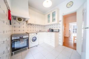 Spacious 2 bedroom Apt with large living room Lisbon