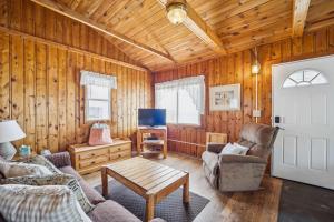 Sunnyside 2BR 1BA Relaxing Lakefront Retreat