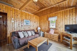 Sunnyside 2BR 1BA Relaxing Lakefront Retreat