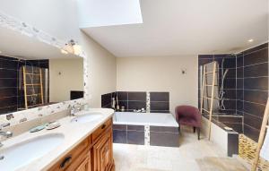 Maisons de vacances Beautiful Home In Ossages : photos des chambres