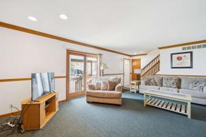 Spacious 4BR Lakefront Cottage - Perfect for Groups