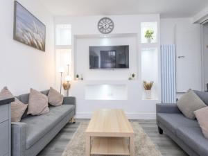 Large Homely Retreat in Leeds Pass the Keys