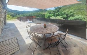 Maisons de vacances 3 Bedroom Stunning Home In Vieussan : photos des chambres