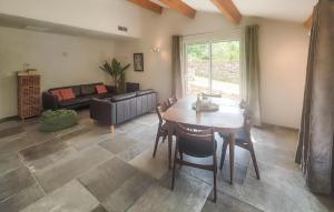 Maisons de vacances 3 Bedroom Stunning Home In Vieussan : photos des chambres