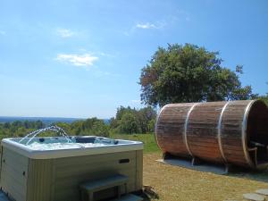 Gîte Lavande vue Luberon 33 hectares piscine Spa Sauna au cœur de Provence