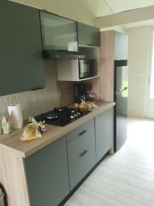 Maisons de vacances Hubsches Tiny Cottage Mit Waldblick Im Feriendorf : photos des chambres