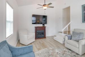 Group Getaway Lakefront Retreat in Fayetteville!