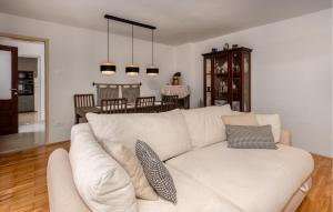 2 Bedroom Beautiful Home In Grizane 