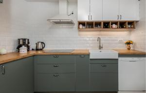 2 Bedroom Beautiful Home In Grizane 