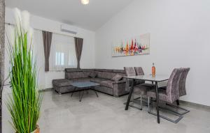 Cozy Apartment In Vir With Wifi