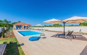 Amazing Home In Privlaka