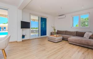 Amazing Home In Privlaka